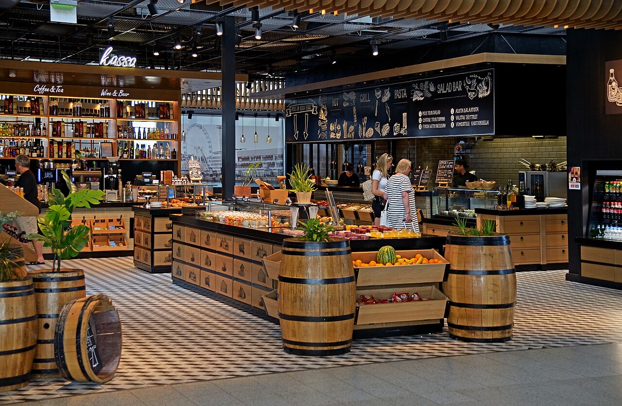 Interior de una terminal de aeropuerto moderna
