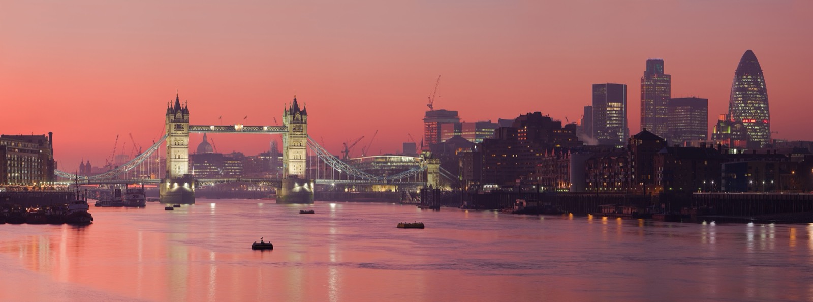 Tower Bridge y el río Támesis en Londres al atardecer